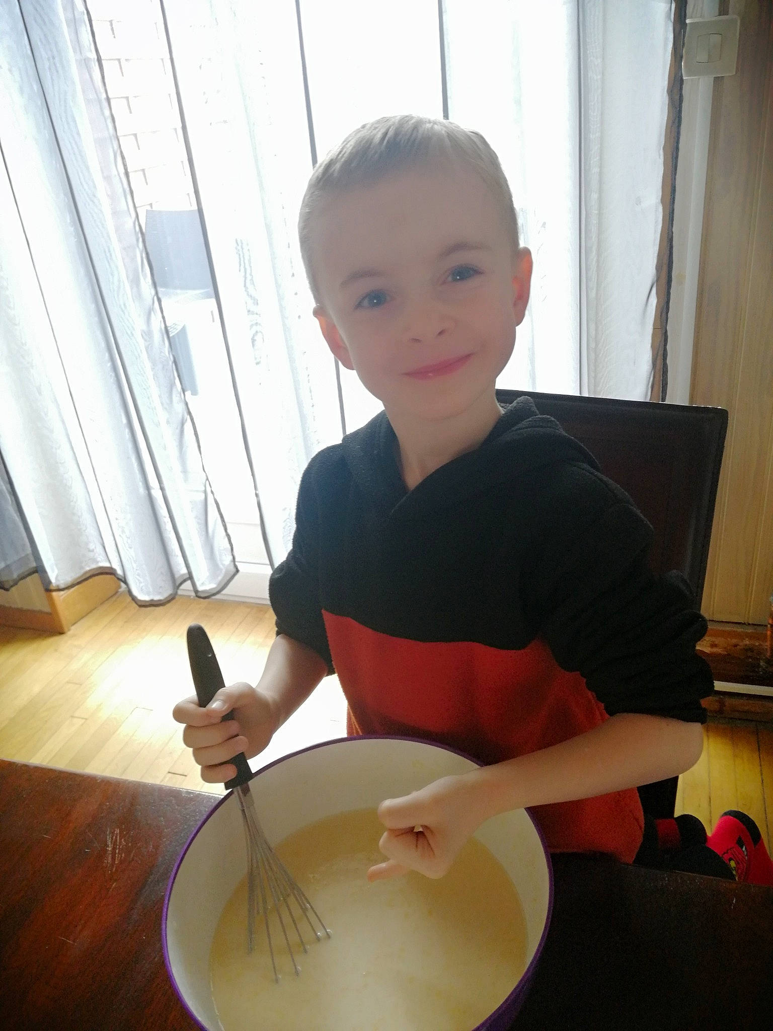 Ethan participe au concours pour gagner de l'argent avec cette photo : art, child, curtain, dishware, drum, drum_stick, drumhead, flooring, idiophone, joy, membranophone, musical_instrument, paint, percussion, person, plate, porcelain, serveware, t_shirt, table