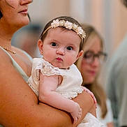 Alba a rejoint le concours — aidez-le/la à gagner de superbes lots ! baby, child, woman, adult, holding, flower_headband, white_dress, portrait, indoor, people, face, closeup, cute, person, skin, earrings, glasses, background, expression, soft_light