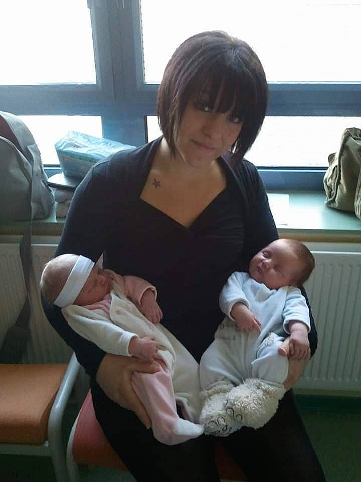 Victoire participe au concours pour gagner de l'argent avec cette photo : arm, child, girl, infant, joint, leg, mother, person, product, trunk