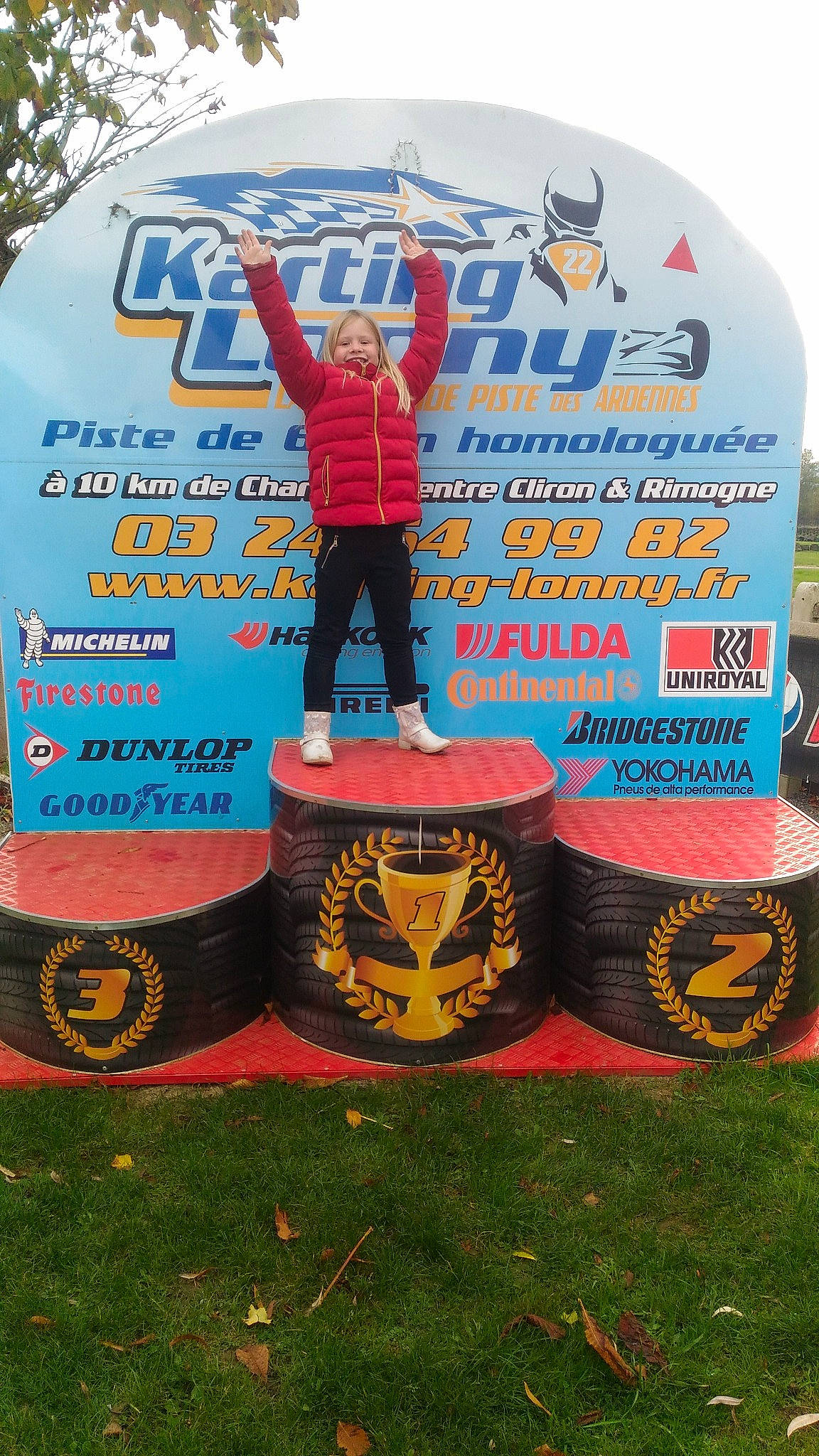 Victoire a rejoint le concours — aidez-le/la à gagner de superbes lots ! advertising, banner, games, grass, inflatable, person, recreation