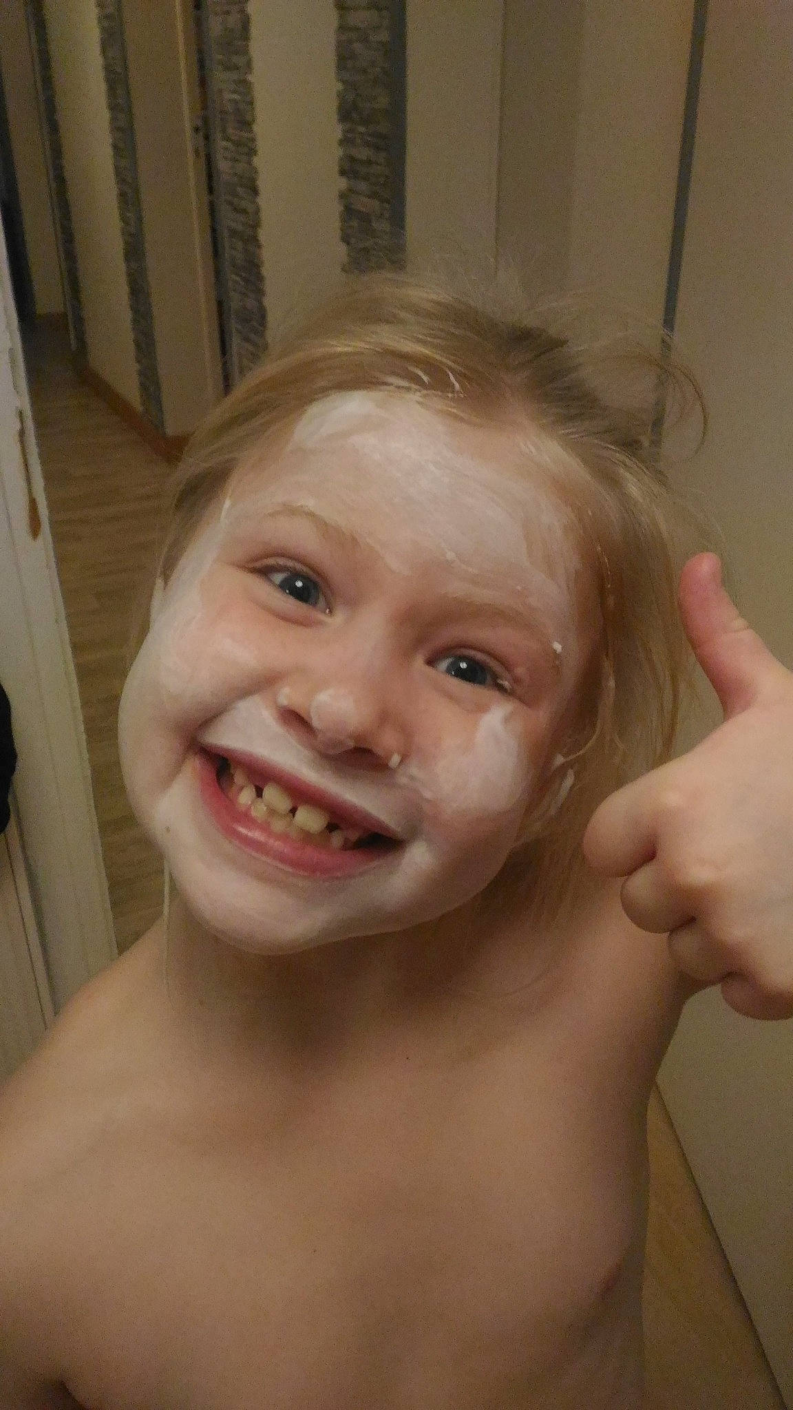 Victoire participe au concours pour gagner de l'argent avec cette photo : blond, boy, cheek, child, chin, ear, eyebrow, face, forehead, girl, hair, hairstyle, head, human_hair_color, jaw, joy, lip, mouth, nose, person