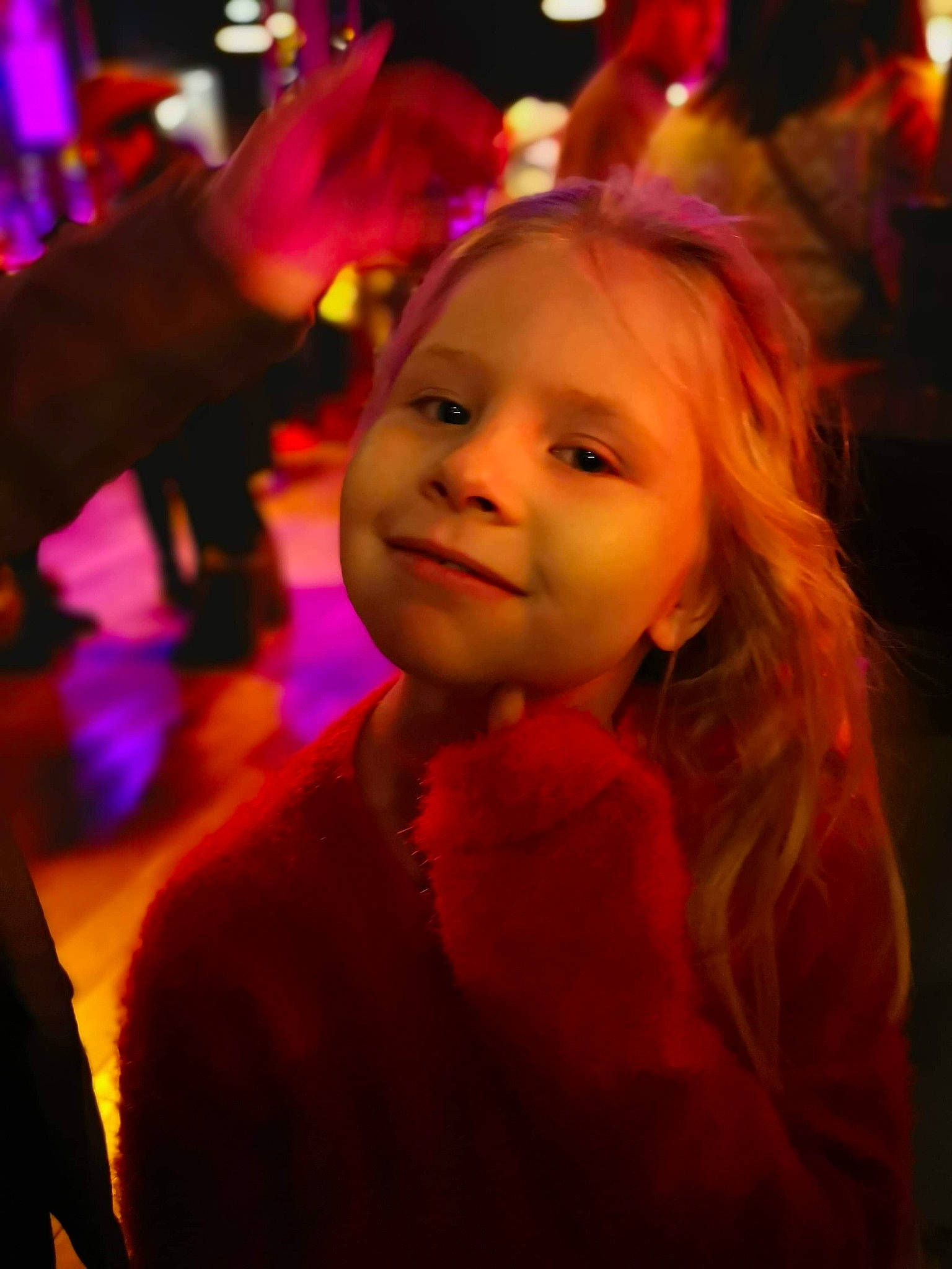 Victoire a rejoint le concours — aidez-le/la à gagner de superbes lots ! beauty, child, event, fun, girl, human_hair_color, magenta, organ, person, pink, red, skin, smile