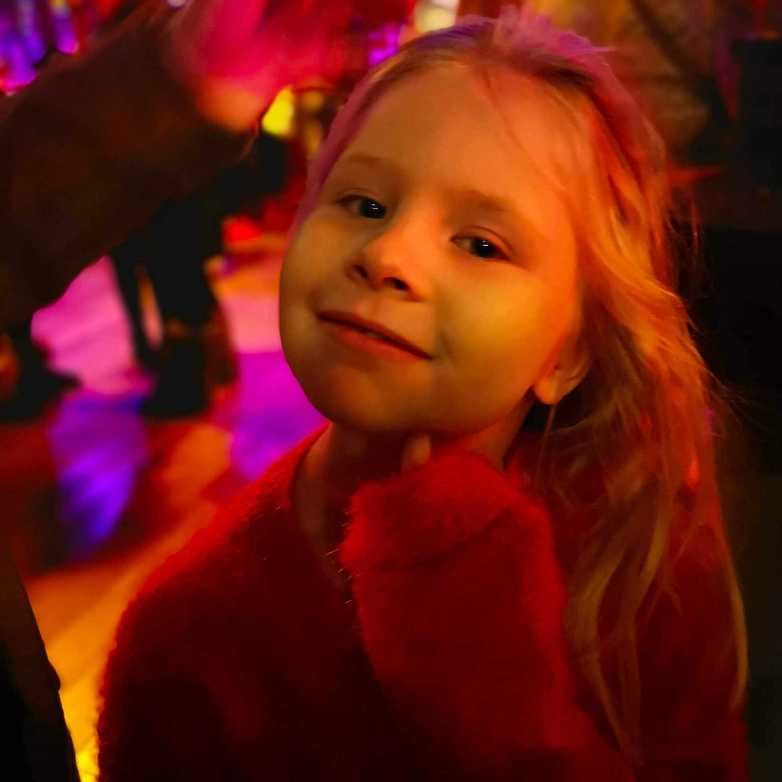 Victoire a rejoint le concours — aidez-le/la à gagner de superbes lots ! beauty, child, event, fun, girl, human_hair_color, magenta, organ, person, pink, red, skin, smile