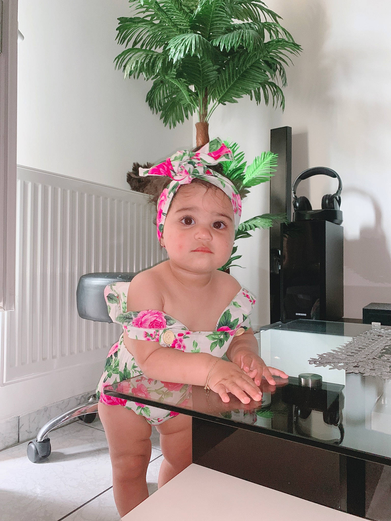 Miral participe au concours pour gagner de l'argent avec cette photo : baby, baby_toddler_clothing, cooking, countertop, fashion_accessory, fashion_design, flowerpot, headpiece, headwear, houseplant, jewellery, kitchen, machine, magenta, necklace, office_equipment, person, pink, plant, room