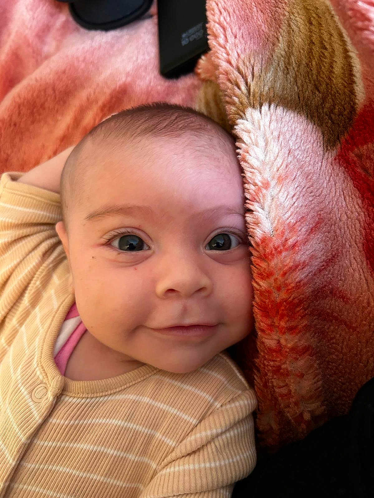 Yvana a rejoint le concours — aidez-le/la à gagner de superbes lots ! baby, infant, face, smile, eyes, blanket, cozy, soft, cute, child, portrait, closeup, skin, expression, warm, clothing, striped, resting, indoors, young