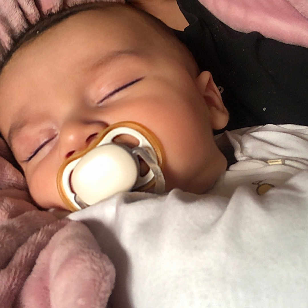 Aylan a rejoint le concours — aidez-le/la à gagner de superbes lots ! baby, bed, blanket, bodypart, bonnet, clothing, cream, dessert, face, finger, food, hand, hat, head, icecream, newborn, person, photography, portrait, sleeping