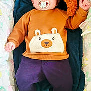 Henri participe au concours pour gagner de l'argent avec cette photo : baby, pacifier, crib, stuffed_toy, teddy_bear, sweater, bear_design, purple_pants, cozy, child, infant, smiling, lying_down, blanket, soft_toy, cute_clothing, indoors, resting, happy, comfort