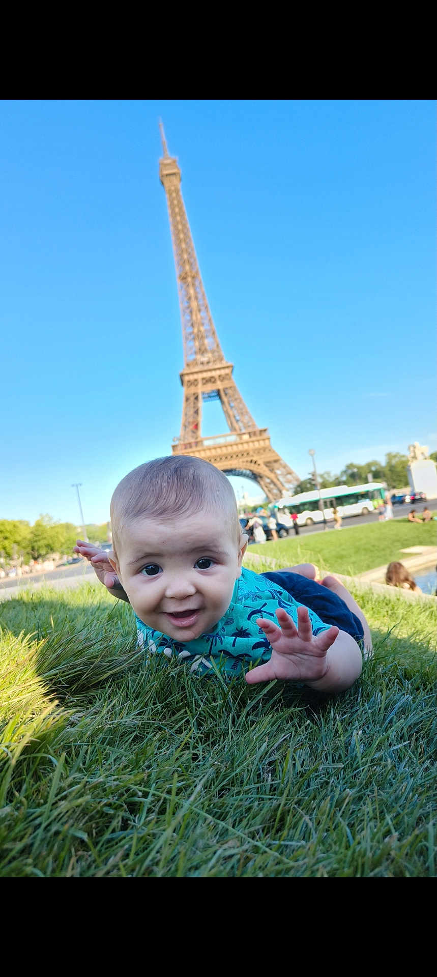 Sanad Zain a rejoint le concours — aidez-le/la à gagner de superbes lots ! baby, blue_sky, casual_clothing, child, daytime, eiffel_tower, grass, greenery, happy, infant, landmark, nature, outdoor, park, person, reaching_hand, smiling, tourist_spot, travel, vacation