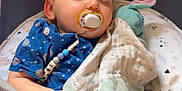 Nathanaël participe au concours pour gagner de l'argent avec cette photo : baby, sleeping, pacifier, blanket, plush_toy, blue_shirt, crib, cozy, infant, child, soft_fabric, nursery, peaceful, cuddling, toddler, comfort, resting, indoor, cute, sleep