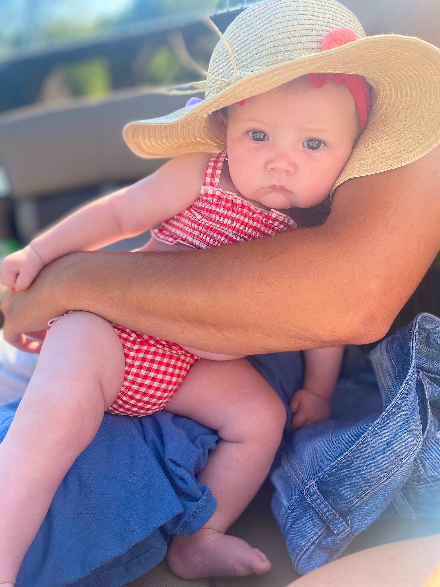 Zeppelin is registered to the contest to win money with this photo: baby_toddler_clothing, eye, face, facial_expression, finger, fun, happy, hat, headwear, human_body, iris, knee, muscle, person, product, shorts, shoulder, skin, summer, sun_hat