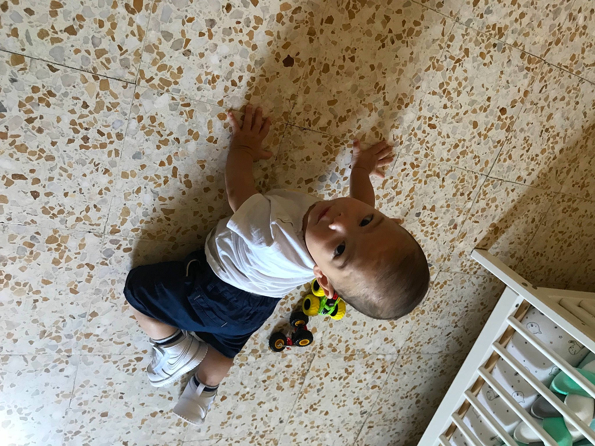 Nolan a rejoint le concours — aidez-le/la à gagner de superbes lots ! adventure, ceiling, child, concrete, elbow, fawn, flooring, fun, house, human_leg, landscape, leisure, person, plaster, recreation, room, sandal, sitting, t_shirt, toy