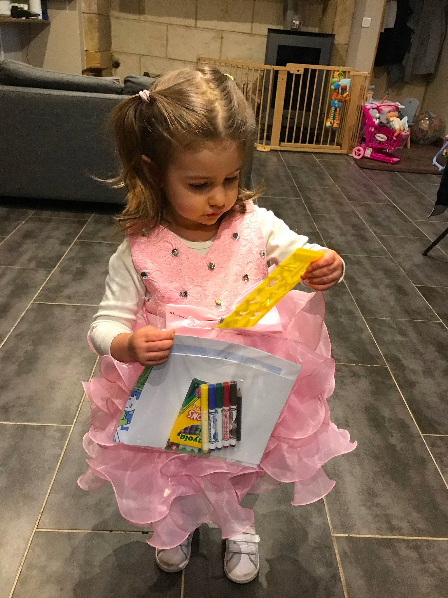 Garance participe au concours pour gagner de l'argent avec cette photo : child, costume, person, pink, play, toddler