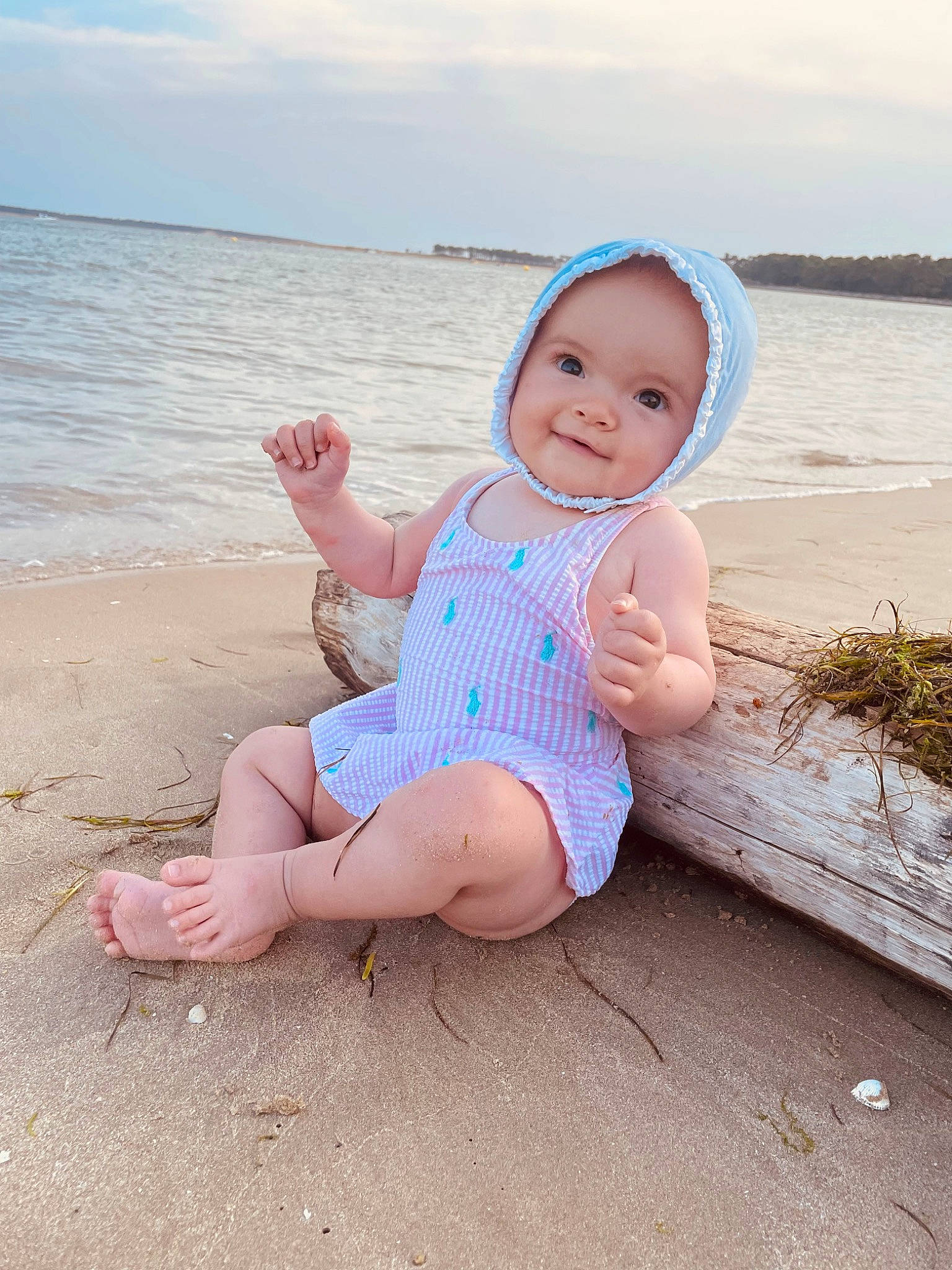 Victoire participe au concours pour gagner de l'argent avec cette photo : azure, baby_toddler_clothing, barefoot, beach, eye, finger, flash_photography, fun, happy, head, headwear, joy, leg, people_in_nature, person, skin, sky, smile, standing, summer