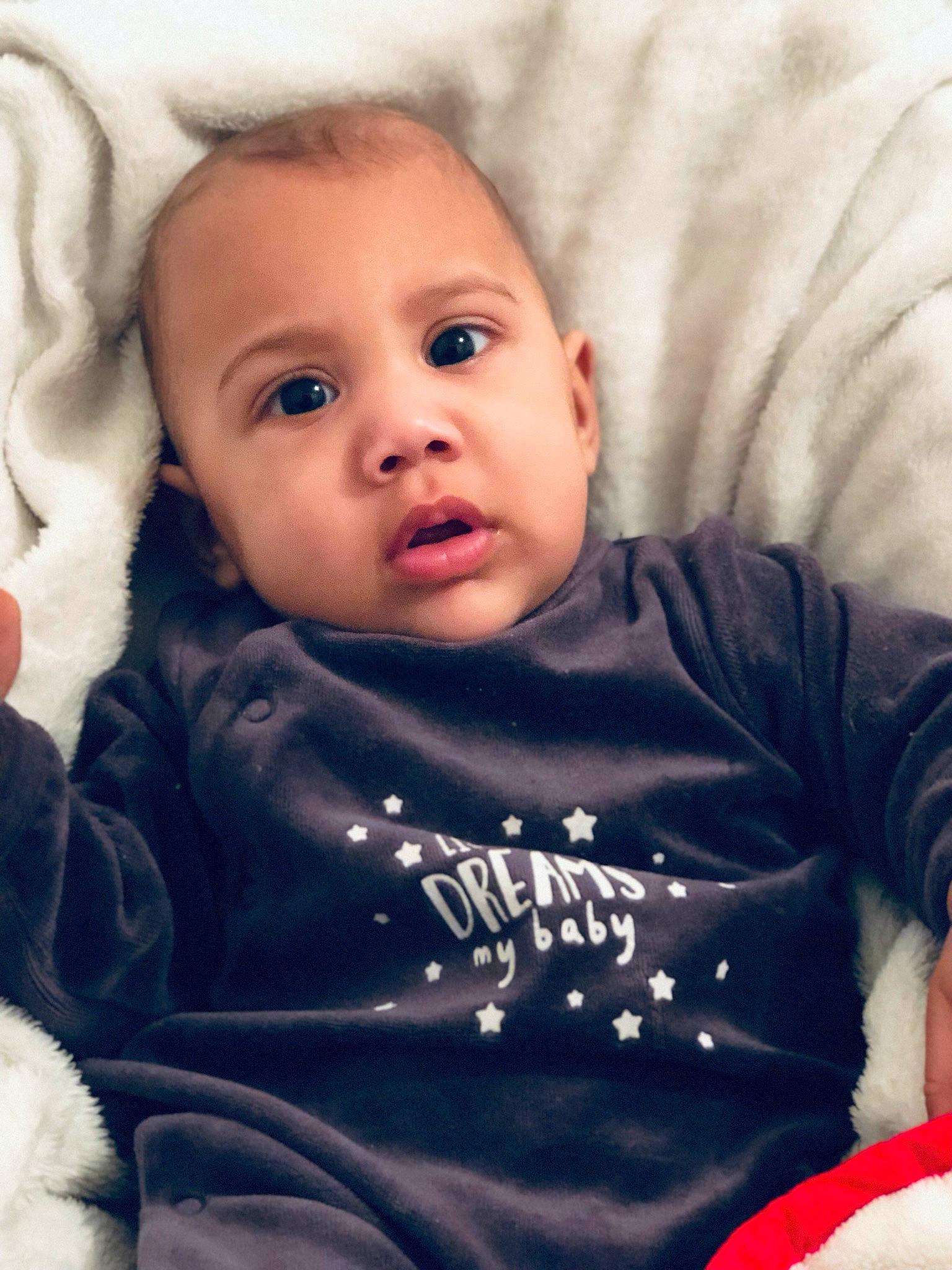 Noam participe au concours pour gagner de l'argent avec cette photo : baby, cheek, child, chin, eye, eyebrow, face, head, iris, lip, mouth, nose, person, sitting, skin, smile, toddler