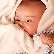 Basile participe au concours pour gagner de l'argent avec cette photo : baby, blanket, child, face, hand, infant, soft, striped, wrapped, cute, cozy, clothing, sleepwear, comfort, newborn, portrait, skin, toddler, warm, expression
