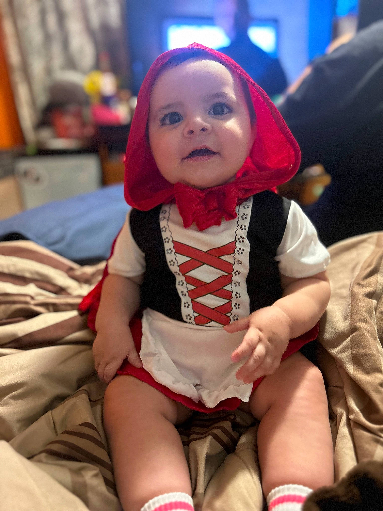 Ariana is registered to the contest to win money with this photo: baby, baby_toddler_clothing, blue, carmine, cheek, child, costume, event, eye, face, fun, happy, human_leg, person, personal_protective_equipment, pink, service, sitting, skin, thigh