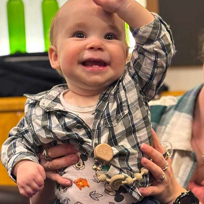 Henri participe au concours pour gagner de l'argent avec cette photo : accessories, adult, baby, babylaughing, bodypart, clothing, face, finger, hand, happy, head, jeans, male, man, pants, person, photography, portrait, shirt, smile