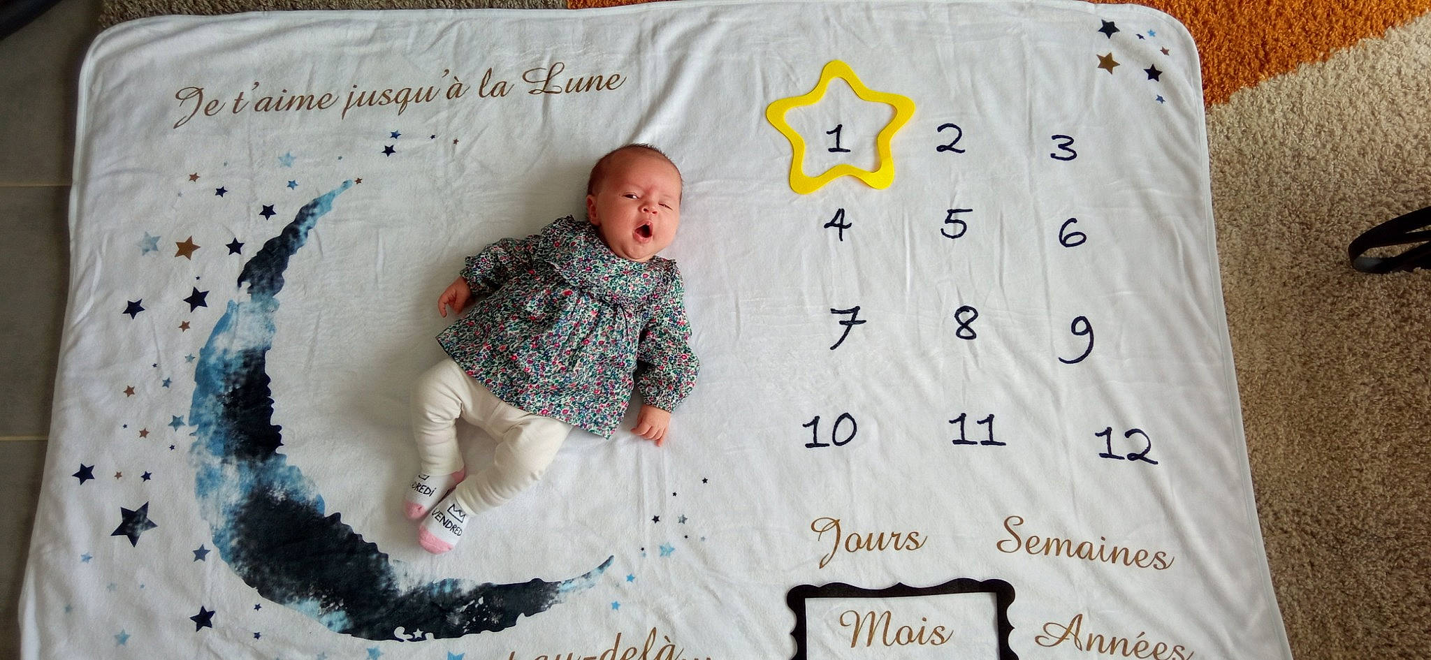 Thaïs participe au concours pour gagner de l'argent avec cette photo : baby, baby_toddler_clothing, bedding, brand, child, comfort, font, fur, happy, linens, mammal, number, outerwear, pattern, person, product, room, sleeve, t_shirt, textile