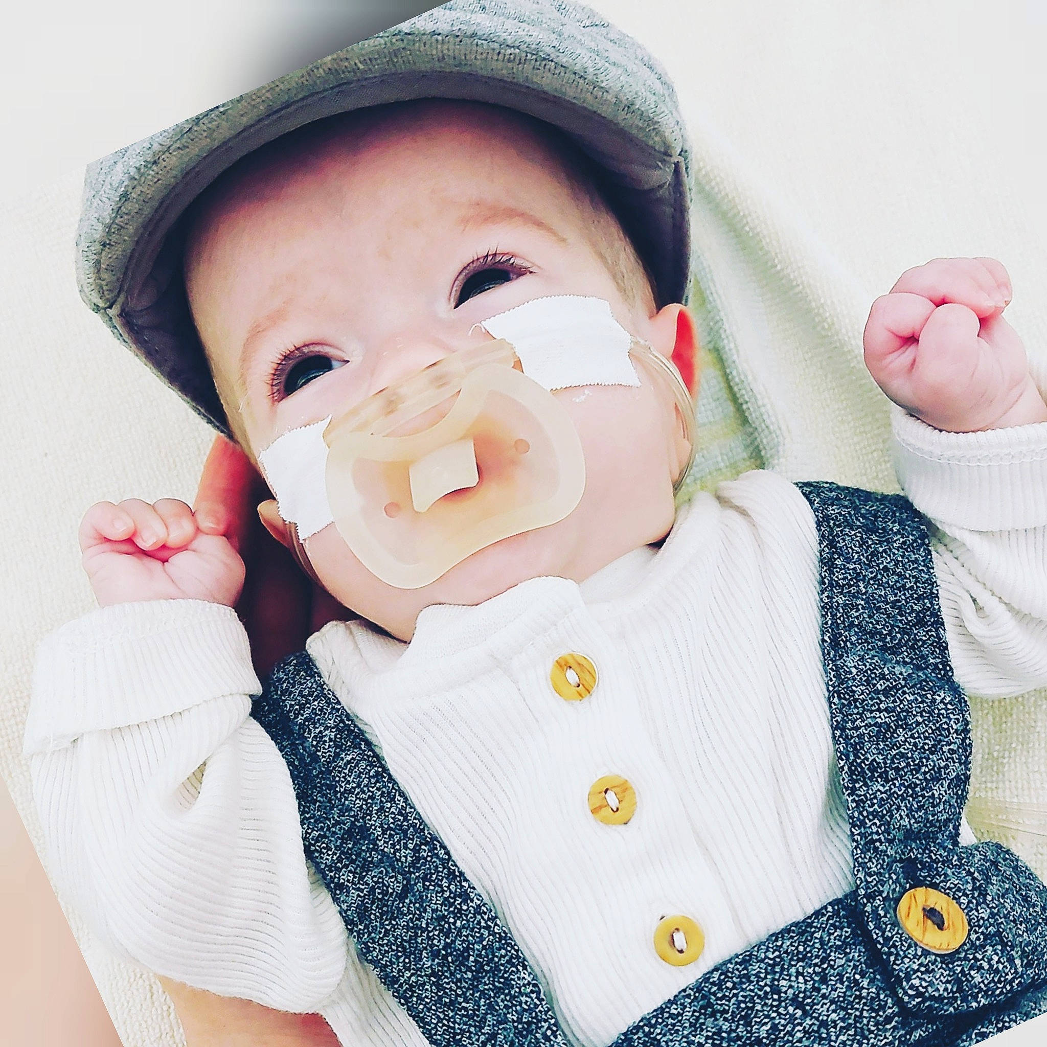 Milo a rejoint le concours — aidez-le/la à gagner de superbes lots ! baby, baby_toddler_clothing, cap, cheek, child, collar, comfort, eyelash, finger, gesture, happy, hat, lip, outerwear, person, pink, product, skin, sleeve, toddler