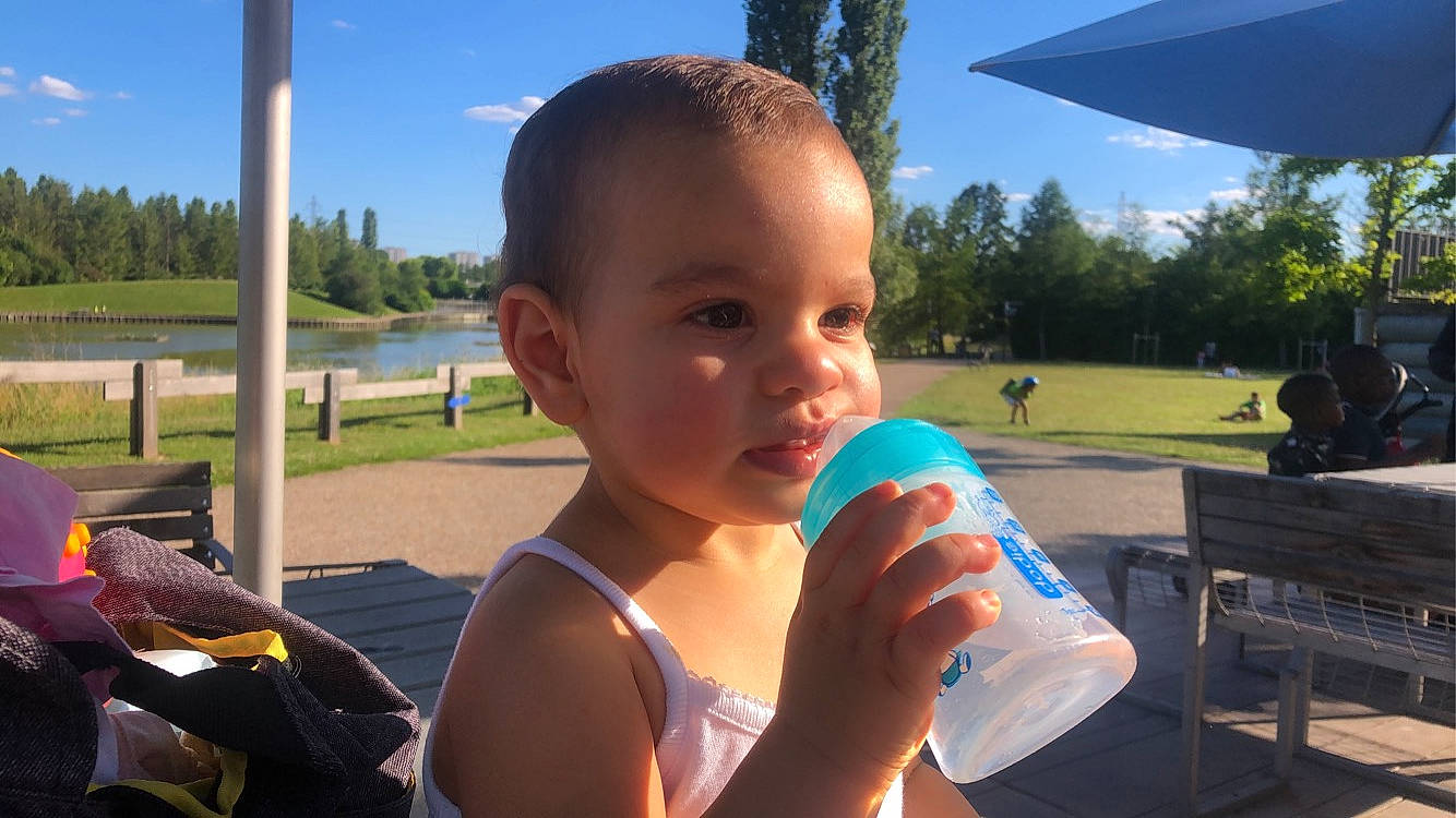 Leyna participe au concours pour gagner de l'argent avec cette photo : baby, child, eyewear, finger, fun, grass, happy, leisure, light, morning, people, person, plant, recreation, skin, sky, summer, thumb, toddler, travel