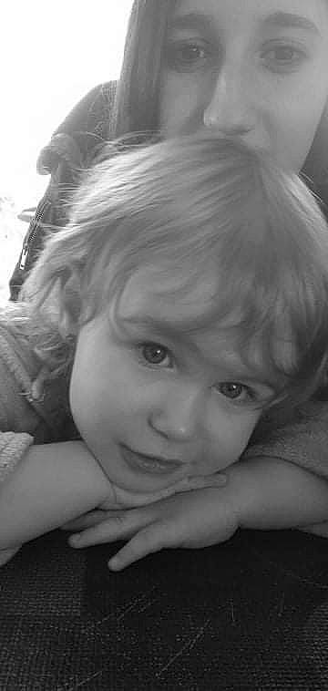 Elena a rejoint le concours — aidez-le/la à gagner de superbes lots ! arm, black_and_white, cheek, ear, eyebrow, finger, flash_photography, gesture, grass, hand, happy, iris, lip, mouth, nose, organ, person, skin, standing, style