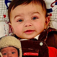 Ayane a rejoint le concours — aidez-le/la à gagner de superbes lots ! baby, infant, child, face, headwear, clothing, blanket, pattern, heart, anchor, cute, portrait, indoor, cozy, warm, expression, newborn, vest, hat, sleeve