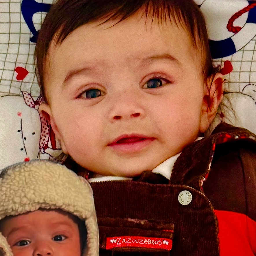 Ayane a rejoint le concours — aidez-le/la à gagner de superbes lots ! anchor, baby, blanket, child, clothing, cozy, cute, expression, face, hat, headwear, heart, indoor, infant, newborn, pattern, portrait, sleeve, vest, warm