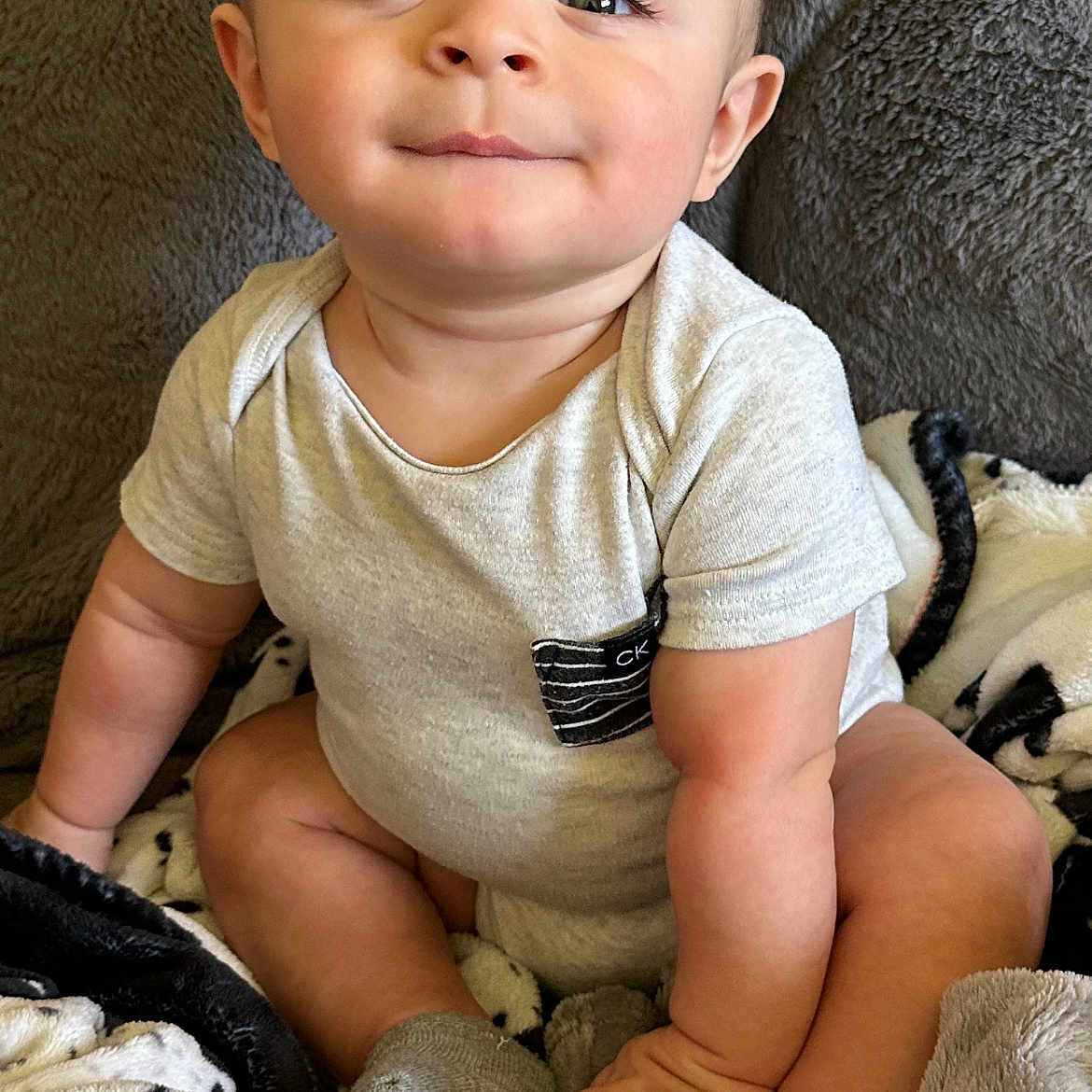 Eduardo is registered to the contest to win money with this photo: baby, bodypart, clothing, couch, cushion, face, finger, furniture, hand, happy, head, homedecor, pants, person, photography, portrait, shorts, sitting, smile, t_shirt
