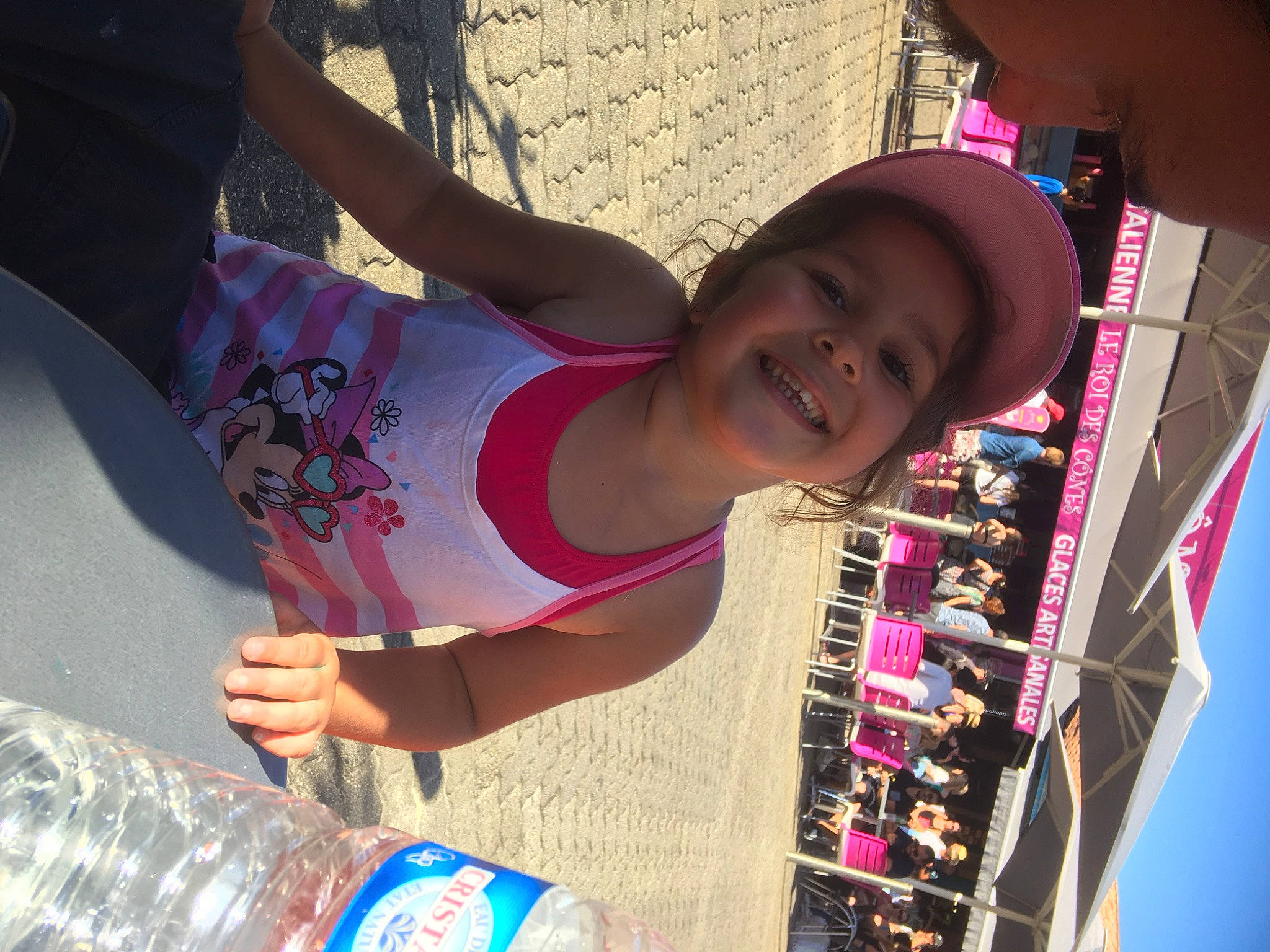 Ines participe au concours pour gagner de l'argent avec cette photo : arm, black_hair, child, fun, headwear, joy, person, smile, vacation