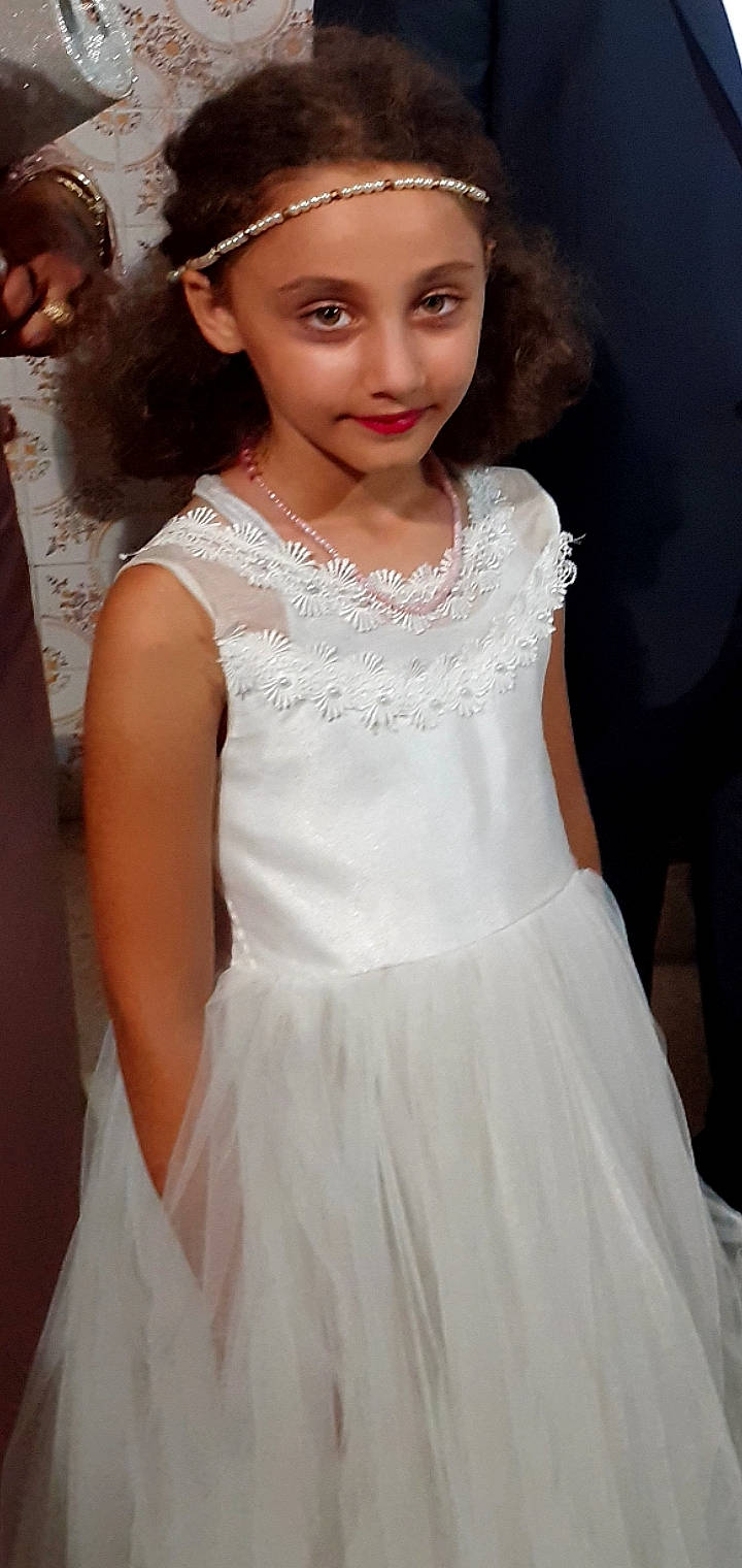 Sara a rejoint le concours — aidez-le/la à gagner de superbes lots ! bridal_accessory, bridal_clothing, bridal_party_dress, day_dress, dress, embellishment, eyelash, fashion_design, flash_photography, gown, happy, headwear, joy, neck, one_piece_garment, person, skin, sleeve, textile, waist