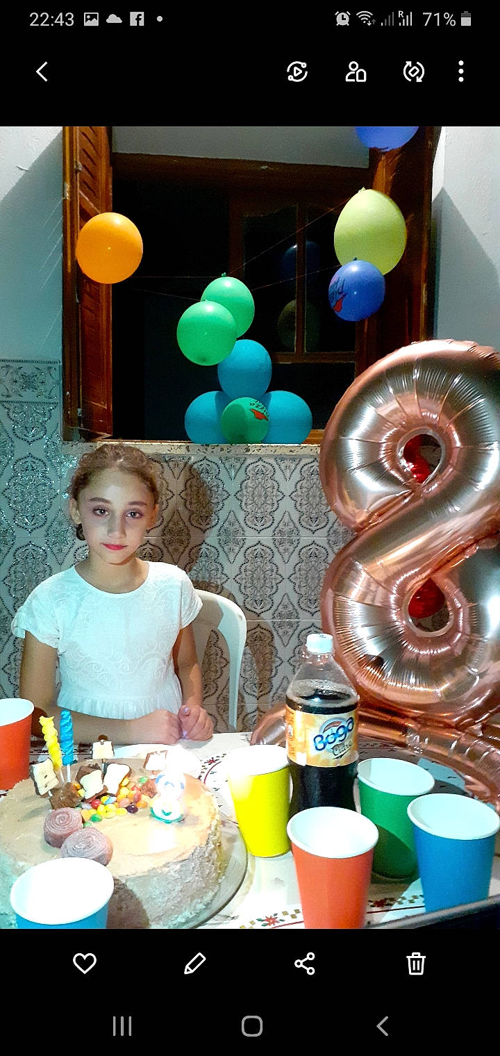 Sara a rejoint le concours — aidez-le/la à gagner de superbes lots ! balloon, blue, bowl, chair, child, cooking, event, food, fun, green, happy, kitchen_appliance, party_supply, person, plate, sharing, t_shirt, table, tableware, toddler