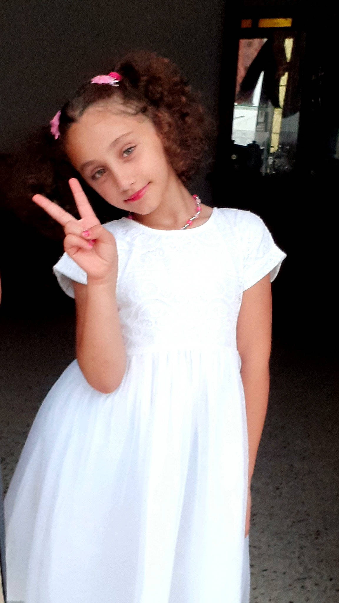 Sara a rejoint le concours — aidez-le/la à gagner de superbes lots ! bridal_clothing, bridal_party_dress, dress, embellishment, flash_photography, gesture, hair, happy, headgear, joy, lip, neck, one_piece_garment, person, shoulder, skin, sleeve, smile, textile, waist