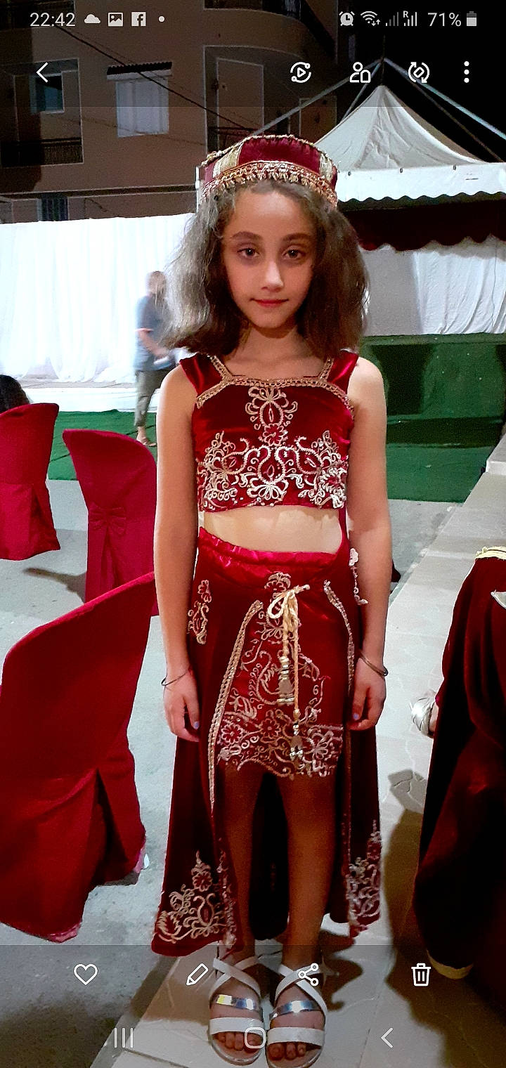 Sara a rejoint le concours — aidez-le/la à gagner de superbes lots ! abdomen, beauty, black_hair, event, fashion, fashion_design, happy, long_hair, magenta, neck, necklace, person, pink, red, skin, sleeve, textile, thigh, trunk, waist