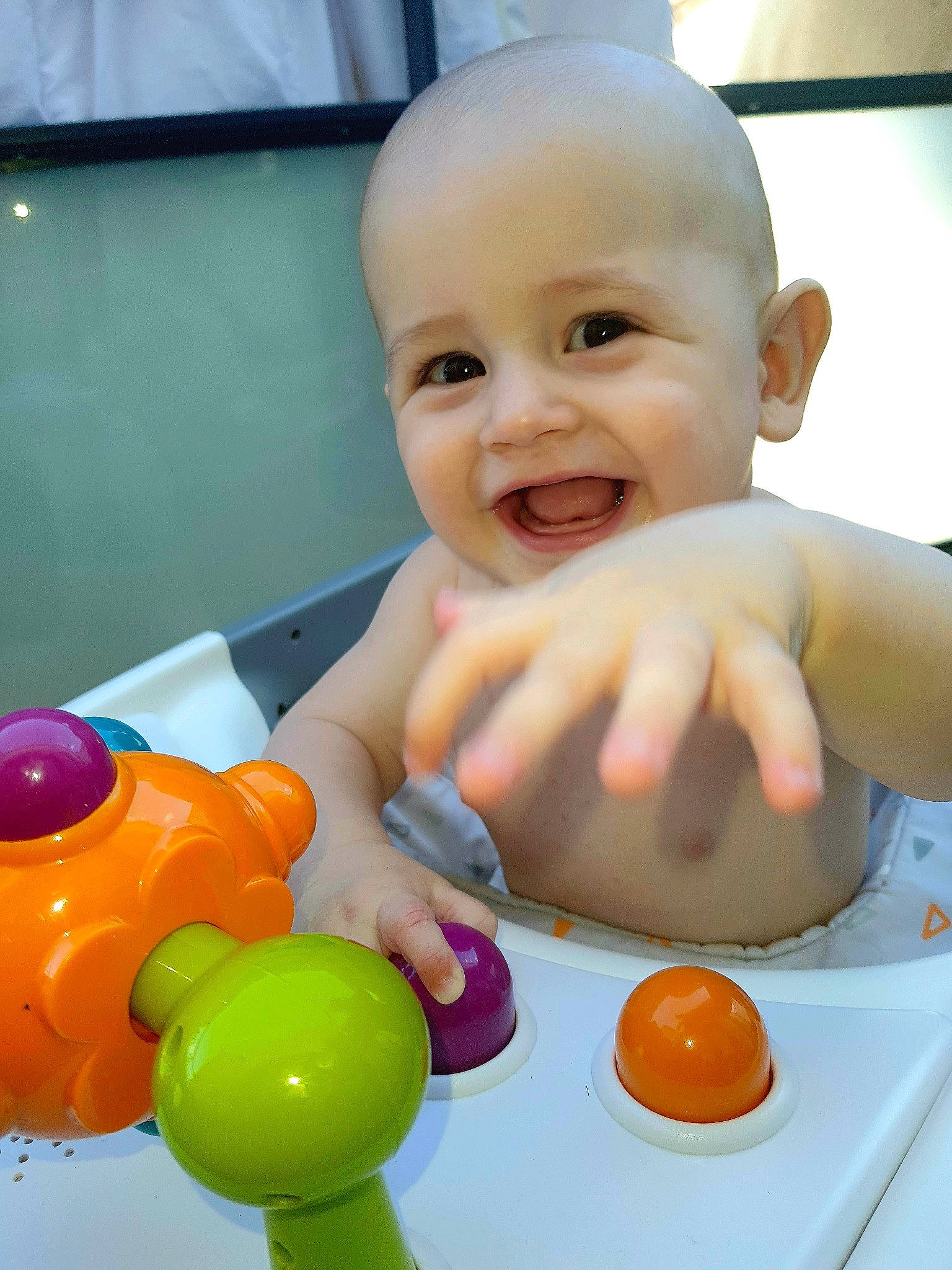 Cristian participe au concours pour gagner de l'argent avec cette photo : baby, baby_playing_with_toys, baby_products, baby_toys, cheek, child, event, fun, happy, joy, leisure, party_supply, person, play, product, sitting, smile, table, thumb, toddler