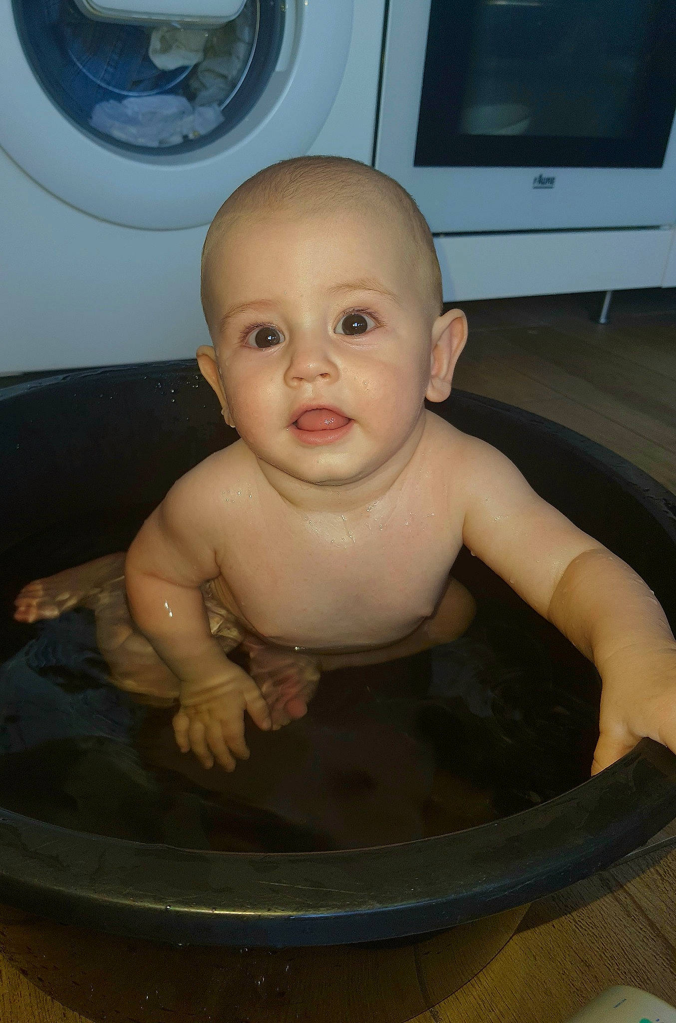 Cristian a rejoint le concours — aidez-le/la à gagner de superbes lots ! automotive_exterior, baby, cheek, chest, child, circle, clothes_dryer, eye, gas, home_appliance, jaw, laundry_room, nose, organ, person, sitting, toddler, vehicle_door, washing_machine, water