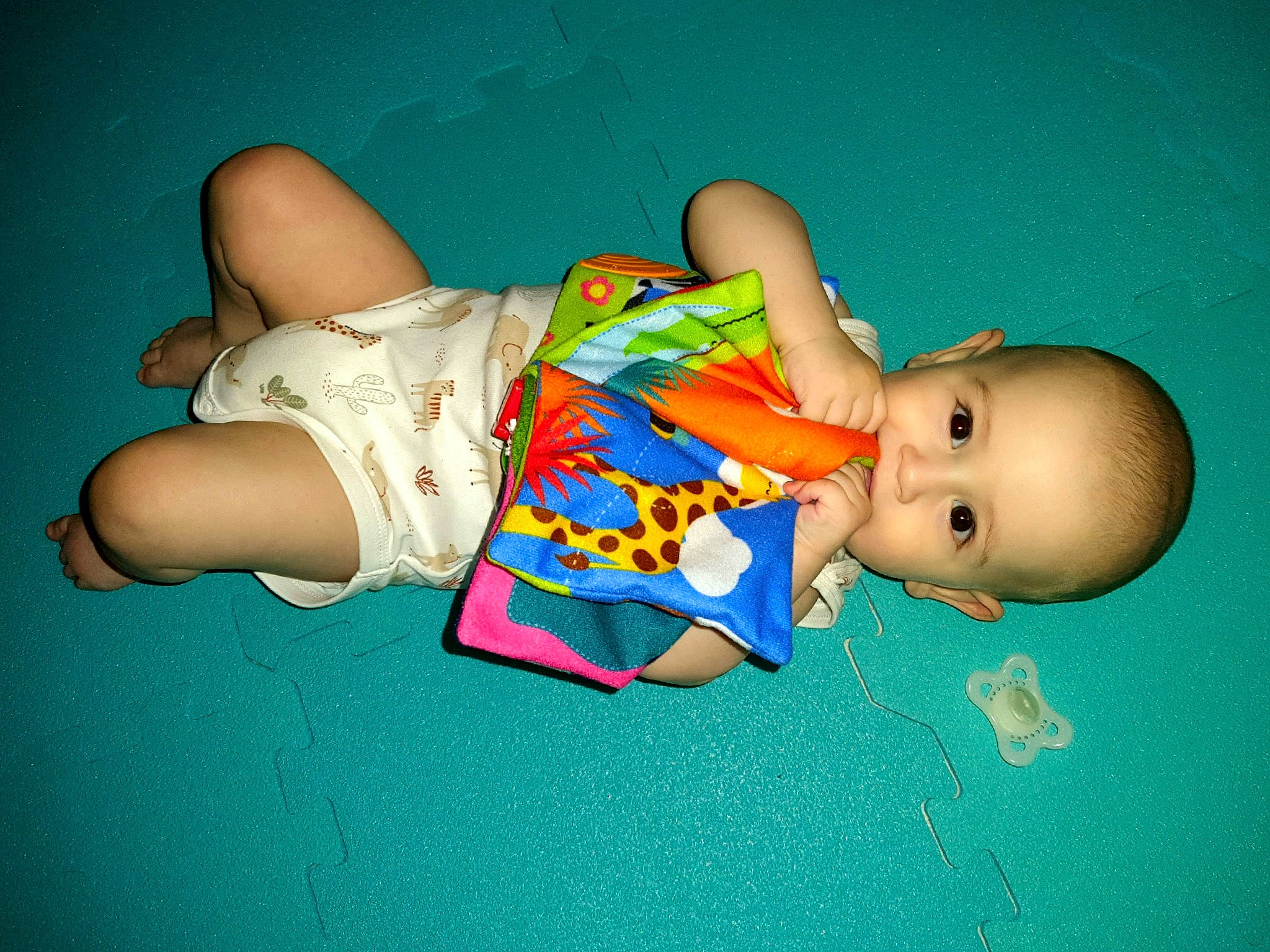 Cristian participe au concours pour gagner de l'argent avec cette photo : arm, baby, baby_toddler_clothing, child, elbow, finger, foot, fun, gesture, hand, happy, human_leg, joint, knee, leisure, person, room, space, thigh, toddler