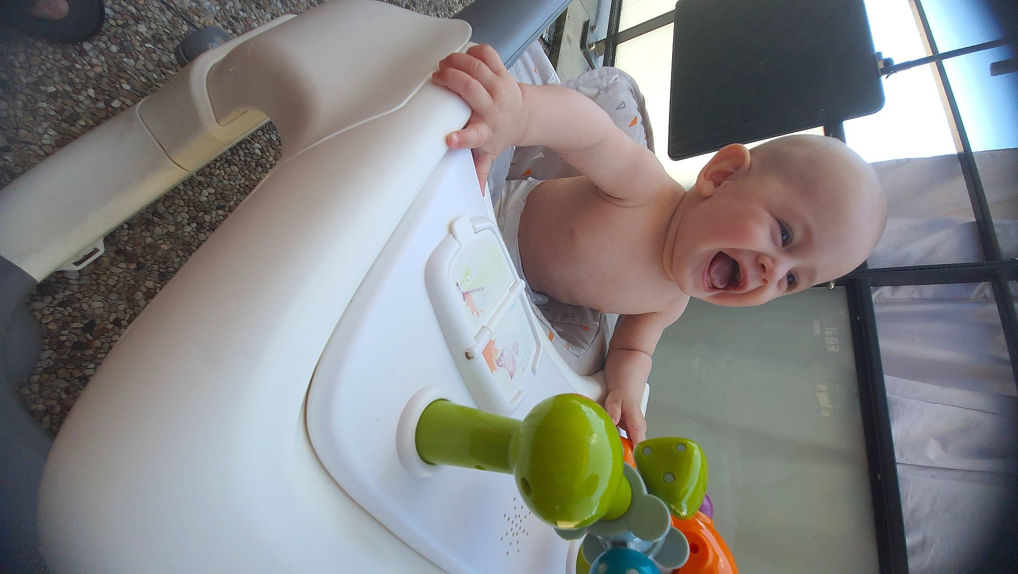 Cristian participe au concours pour gagner de l'argent avec cette photo : automotive_design, baby, baby_products, baby_safety, ball, child, comfort, finger, fun, hand, infant_bed, leisure, nursery, person, product, skin, smile, toddler, toy, watercraft