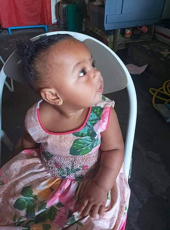 Arya a rejoint le concours — aidez-le/la à gagner de superbes lots ! baby, baby_products, baby_toddler_clothing, chair, cheek, child, computer_keyboard, computer_monitor, ear, eyelash, facial_expression, fun, happy, iris, mouth, person, pink, sitting, skin, sleeve