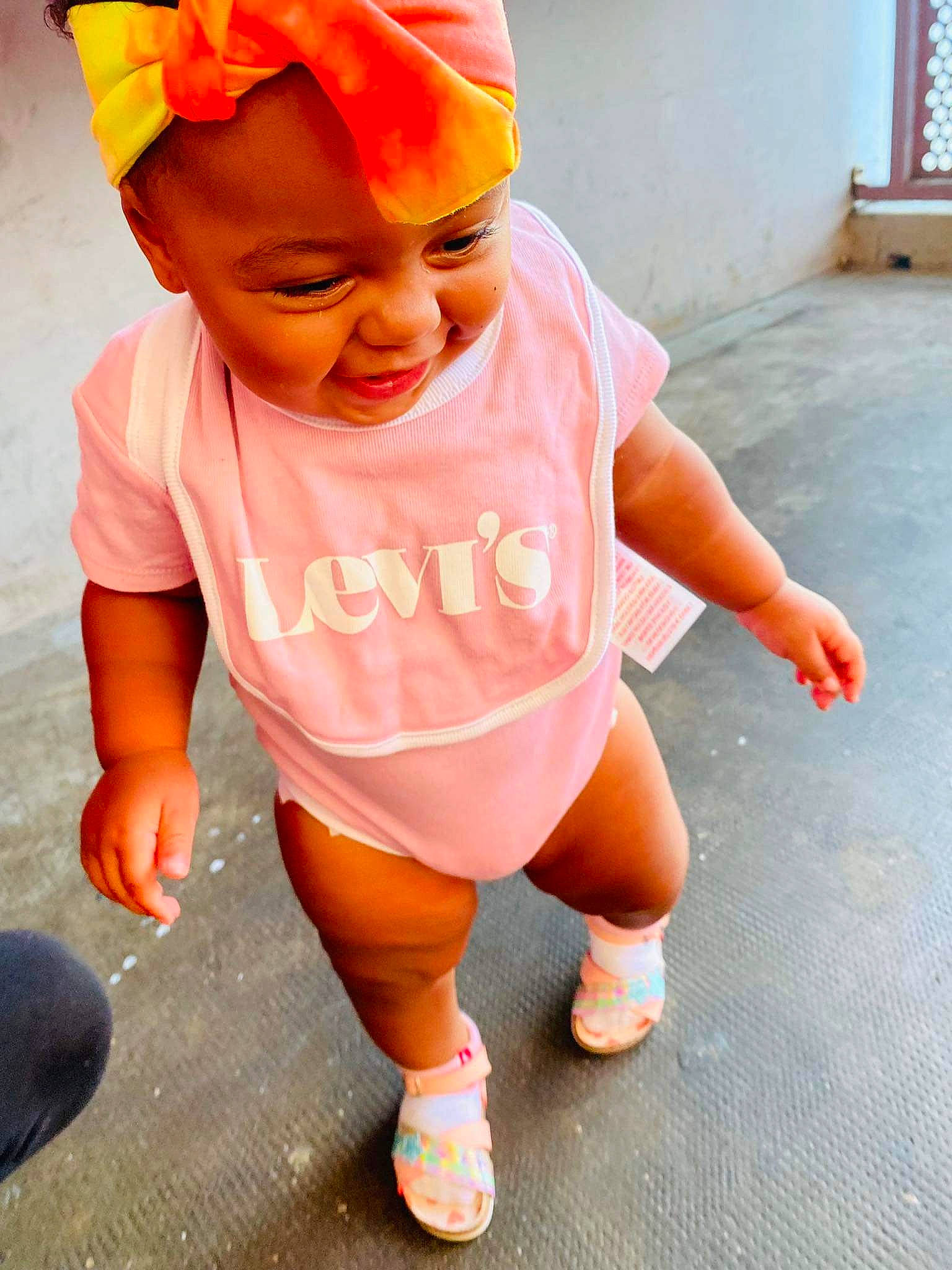 Arya participe au concours pour gagner de l'argent avec cette photo : arm, baby, baby_toddler_clothing, baseball_cap, cap, child, fun, goggles, hand, happy, hat, human_leg, orange, person, pink, sleeve, smile, t_shirt, thigh, thumb
