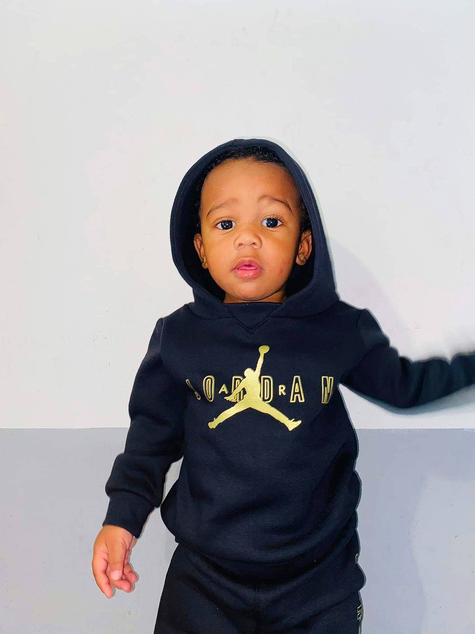 Djeanis participe au concours pour gagner de l'argent avec cette photo : baby_toddler_clothing, cheek, child, electric_blue, eye, face, flash_photography, gesture, happy, hood, jacket, long_sleeved_t_shirt, magenta, outerwear, person, photo_shoot, sleeve, t_shirt, thumb, toddler