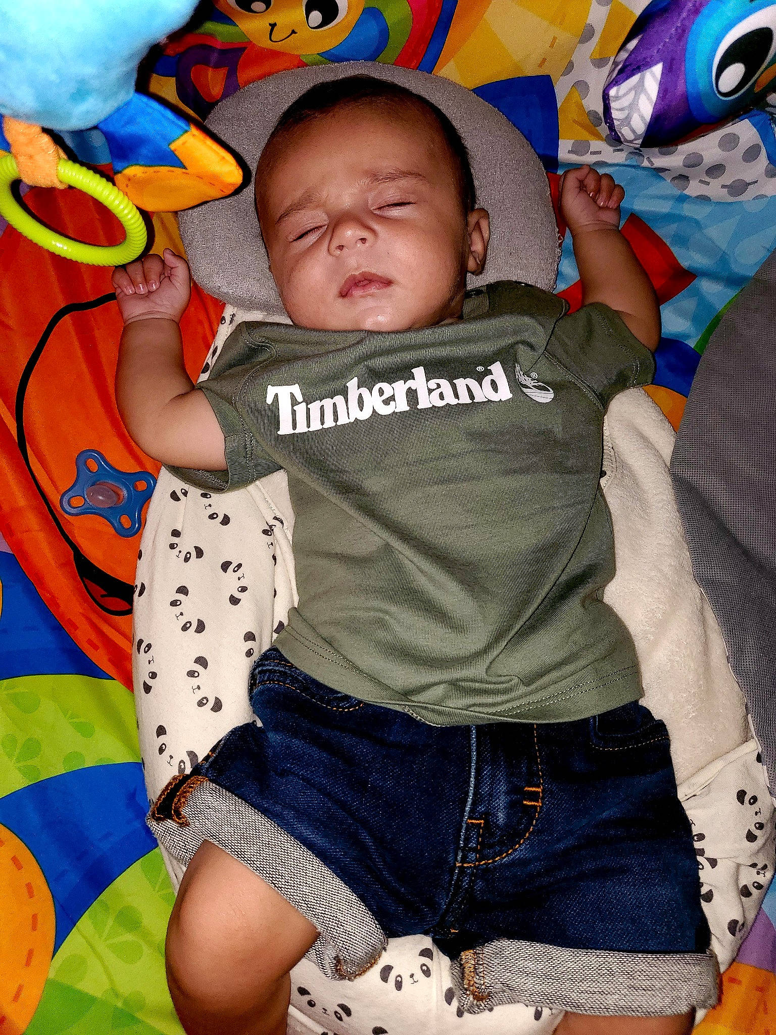 Kayden participe au concours pour gagner de l'argent avec cette photo : arm, baby_toddler_clothing, blue, cheek, cool, facial_expression, finger, fun, hand, happy, human_body, orange, organ, person, photograph, shorts, sleeve, textile, white, world