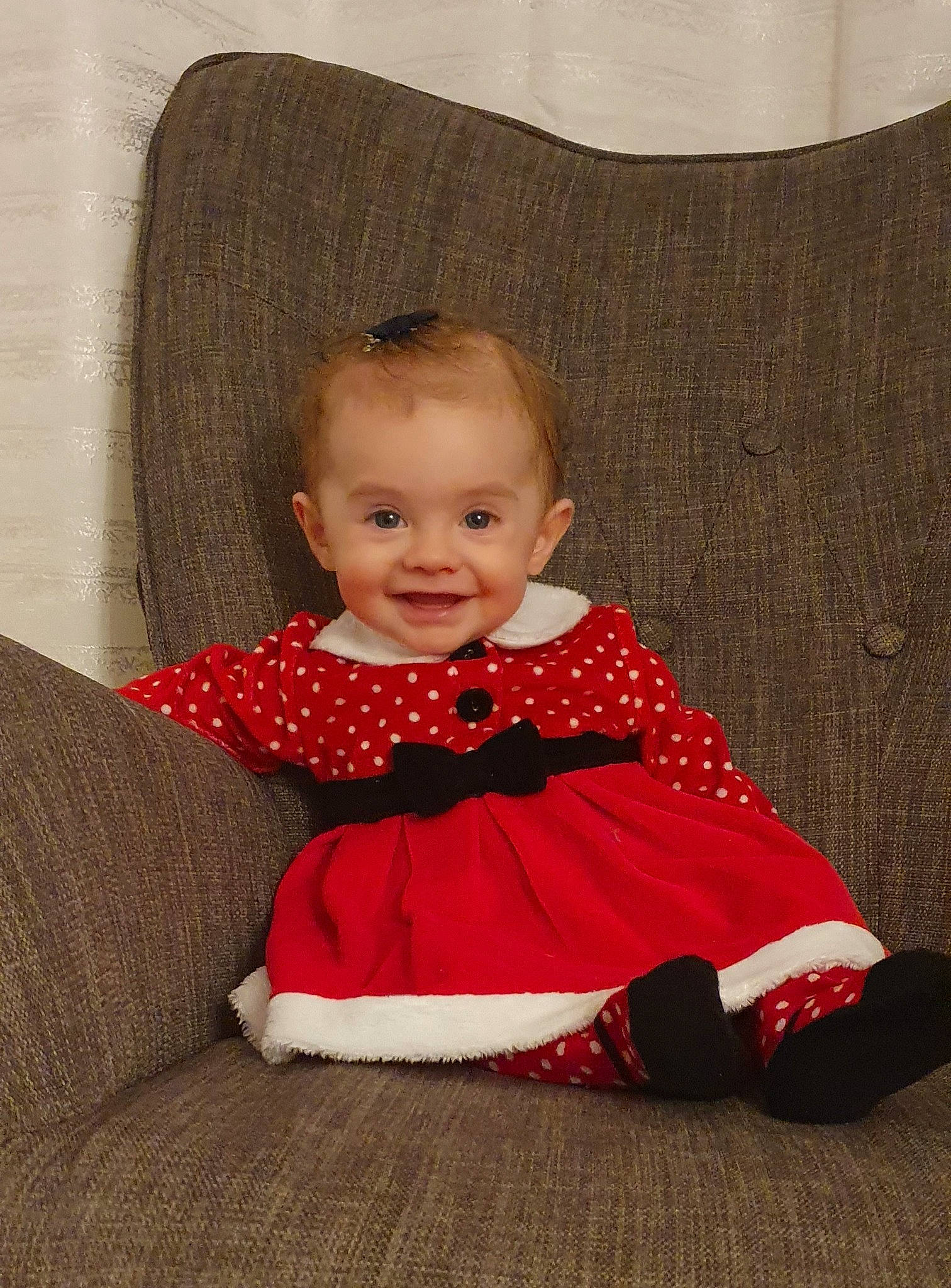 Jenah participe au concours pour gagner de l'argent avec cette photo : baby, baby_toddler_clothing, cheek, child, comfort, couch, dress, eye, face, flooring, happy, human_body, joy, pattern, person, pink, skin, sleeve, smile, textile