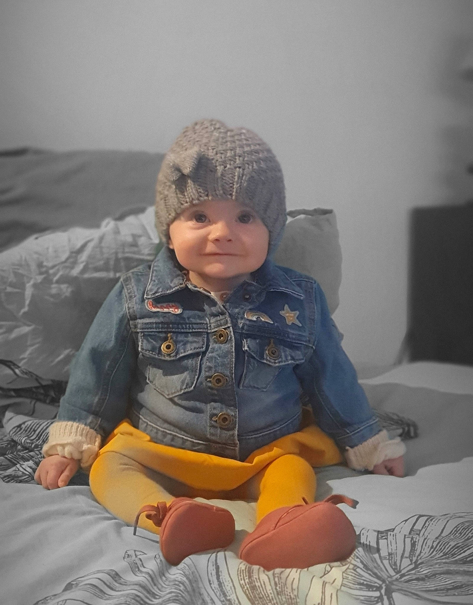 Jenah participe au concours pour gagner de l'argent avec cette photo : baby, baby_toddler_clothing, cap, child, comfort, eye, foot, freezing, fun, happy, head, headwear, human_leg, jacket, joy, landscape, person, personal_protective_equipment, sitting, skin