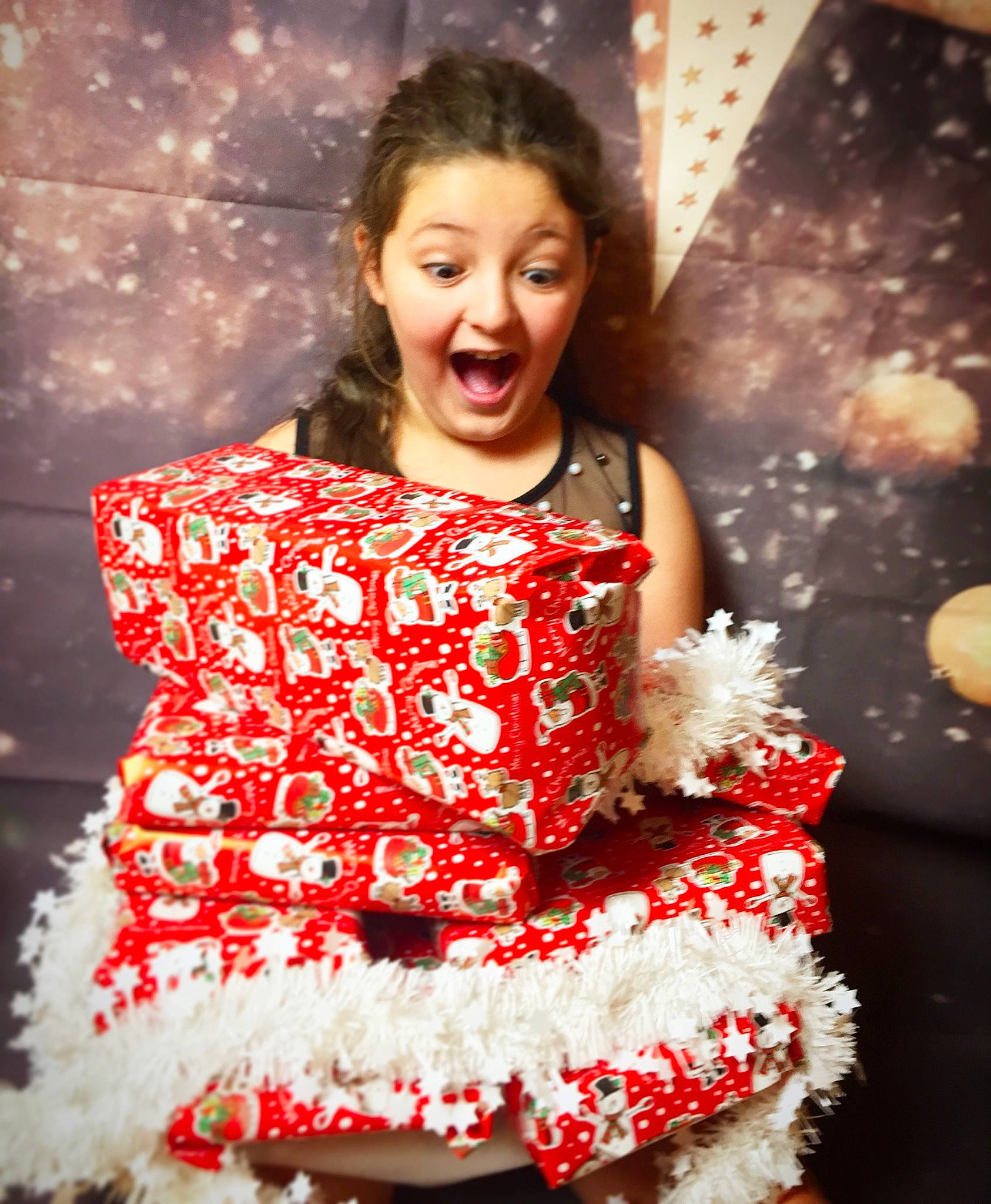 Ashley a rejoint le concours — aidez-le/la à gagner de superbes lots ! fun, happy, holiday, person, red, sitting, smile, surprise