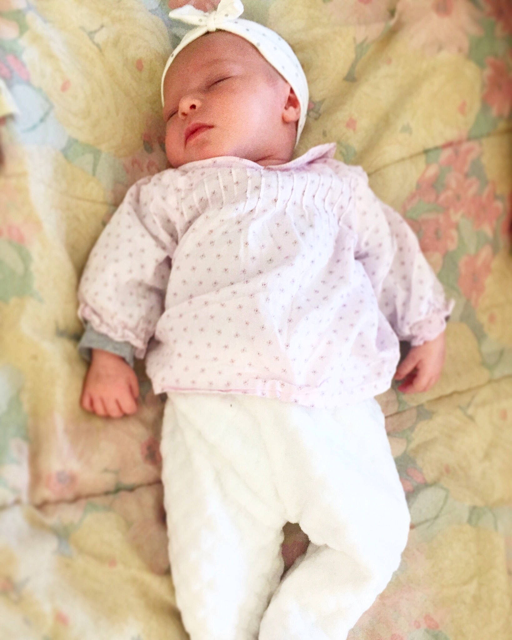 Alya participe au concours pour gagner de l'argent avec cette photo : baby, baby_sleeping, baby_toddler_clothing, child, person, pink, skin, sleep, sleeve, smile, toddler