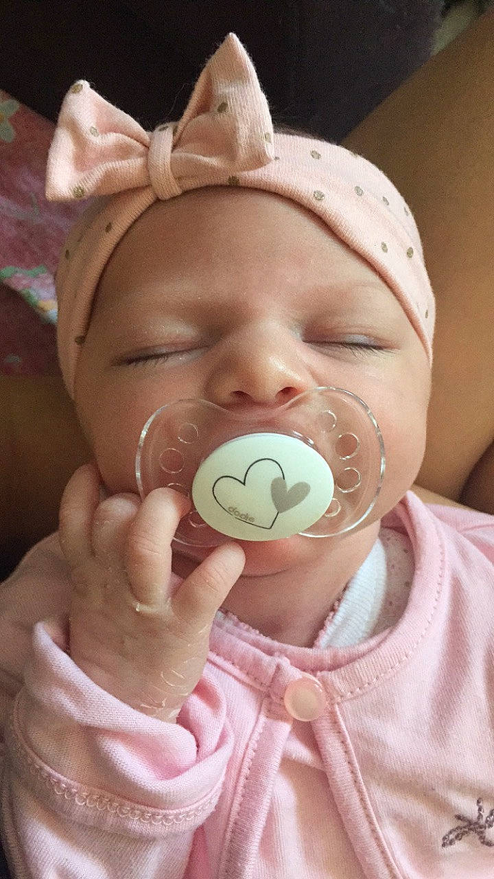 Alya participe au concours pour gagner de l'argent avec cette photo : baby, child, face, head, nose, person, skin, toddler