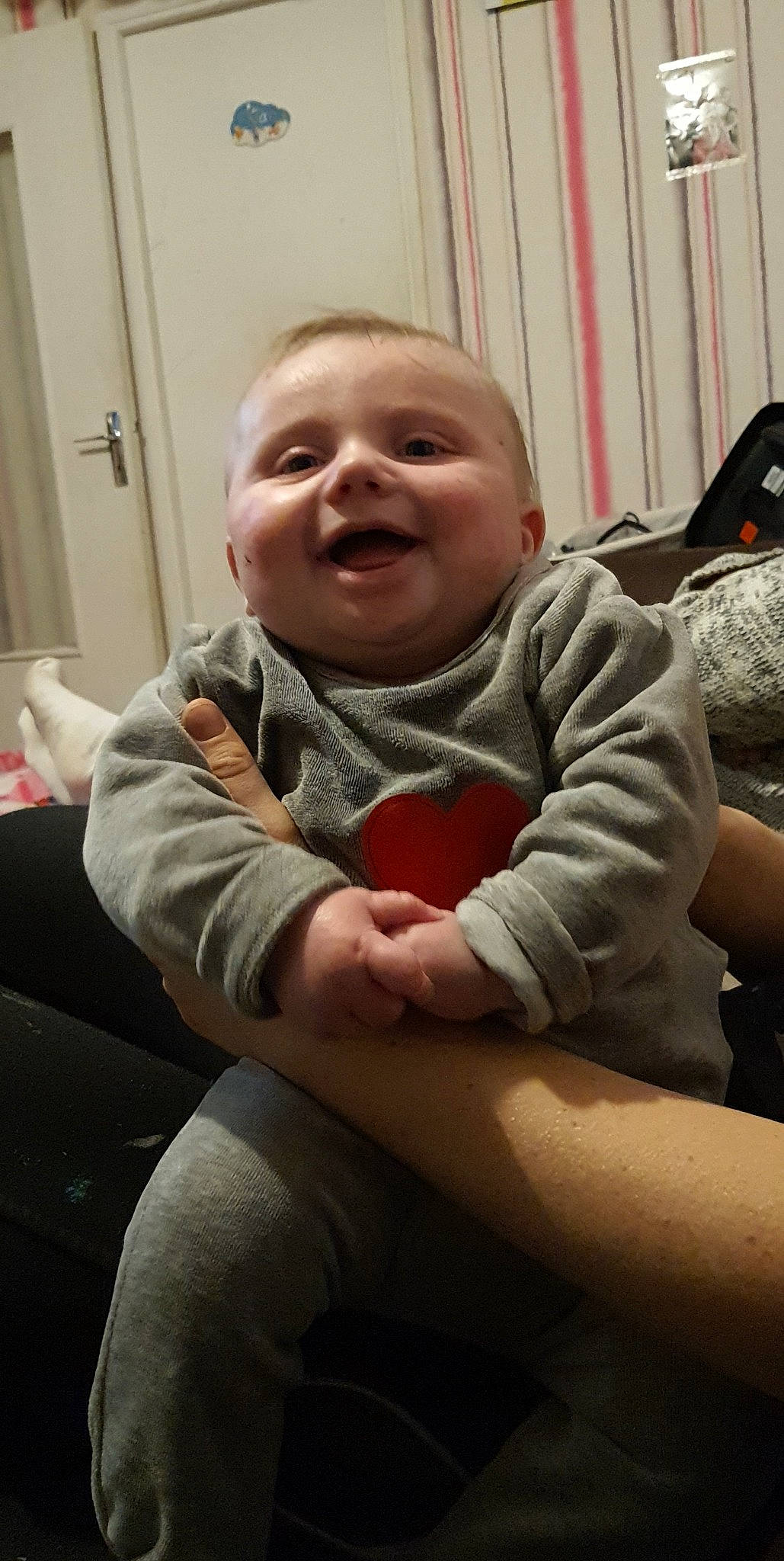 Mathis a rejoint le concours — aidez-le/la à gagner de superbes lots ! arm, baby, baby_toddler_clothing, cheek, child, comfort, elbow, face, finger, flooring, gesture, happy, lap, mouth, person, sitting, skin, smile, standing, thumb