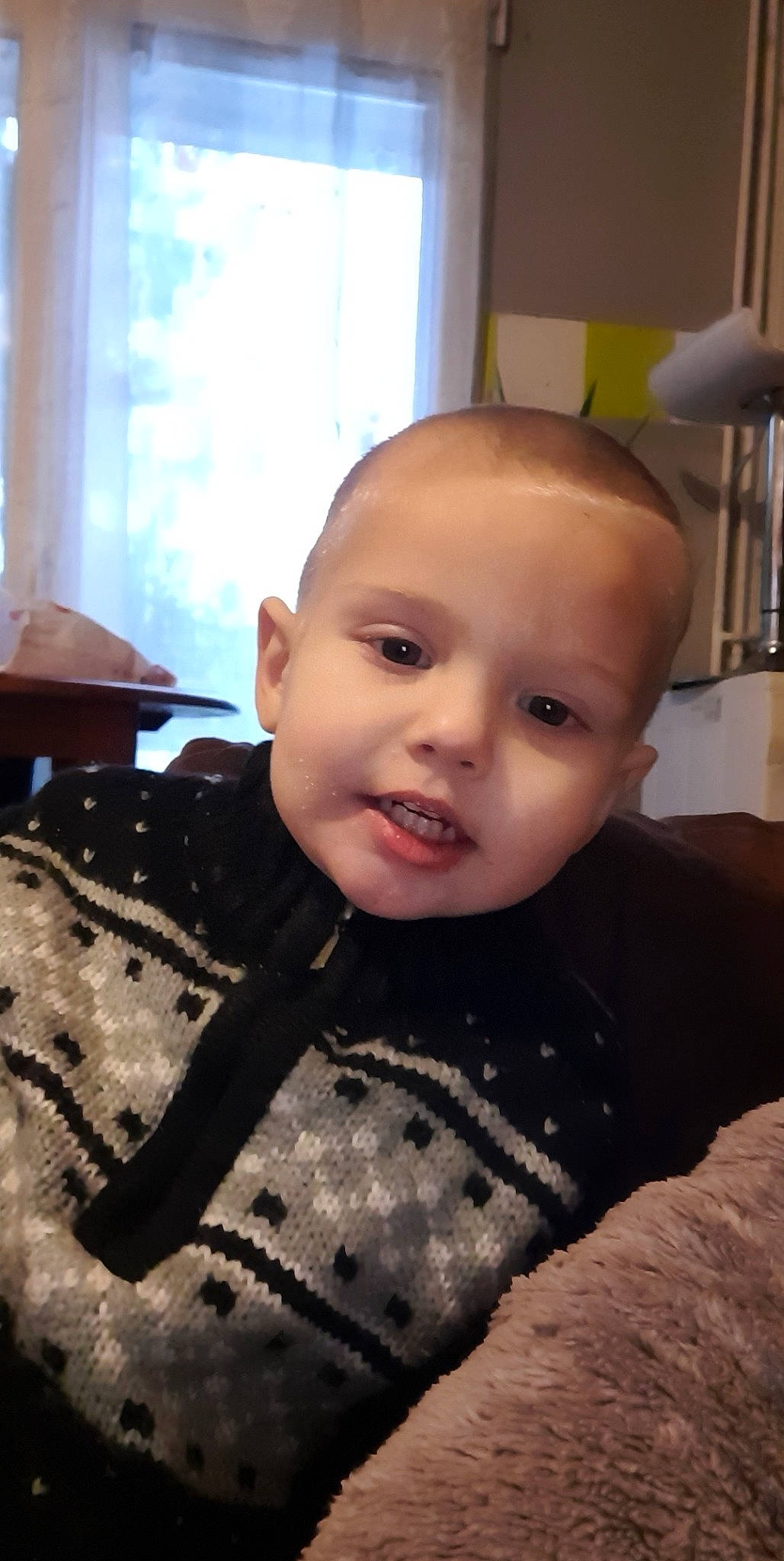 Evan participe au concours pour gagner de l'argent avec cette photo : baby, baby_toddler_clothing, cheek, child, chin, comfort, eye, eyebrow, face, happy, head, iris, lamp, nose, person, skin, sleeve, smile, standing, toddler