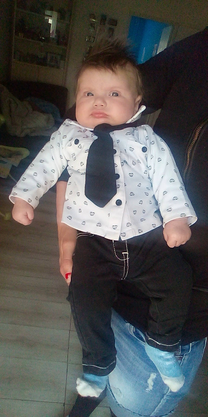Evan participe au concours pour gagner de l'argent avec cette photo : baby, child, outerwear, pattern, person, sleeve, standing, toddler