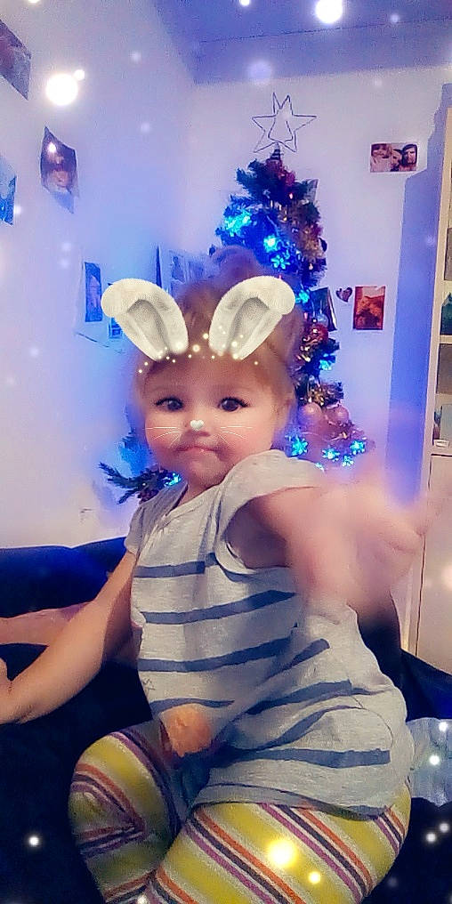 Julia a rejoint le concours — aidez-le/la à gagner de superbes lots ! blue, child, christmas, fun, girl, holiday, person, product, purple, smile, toddler